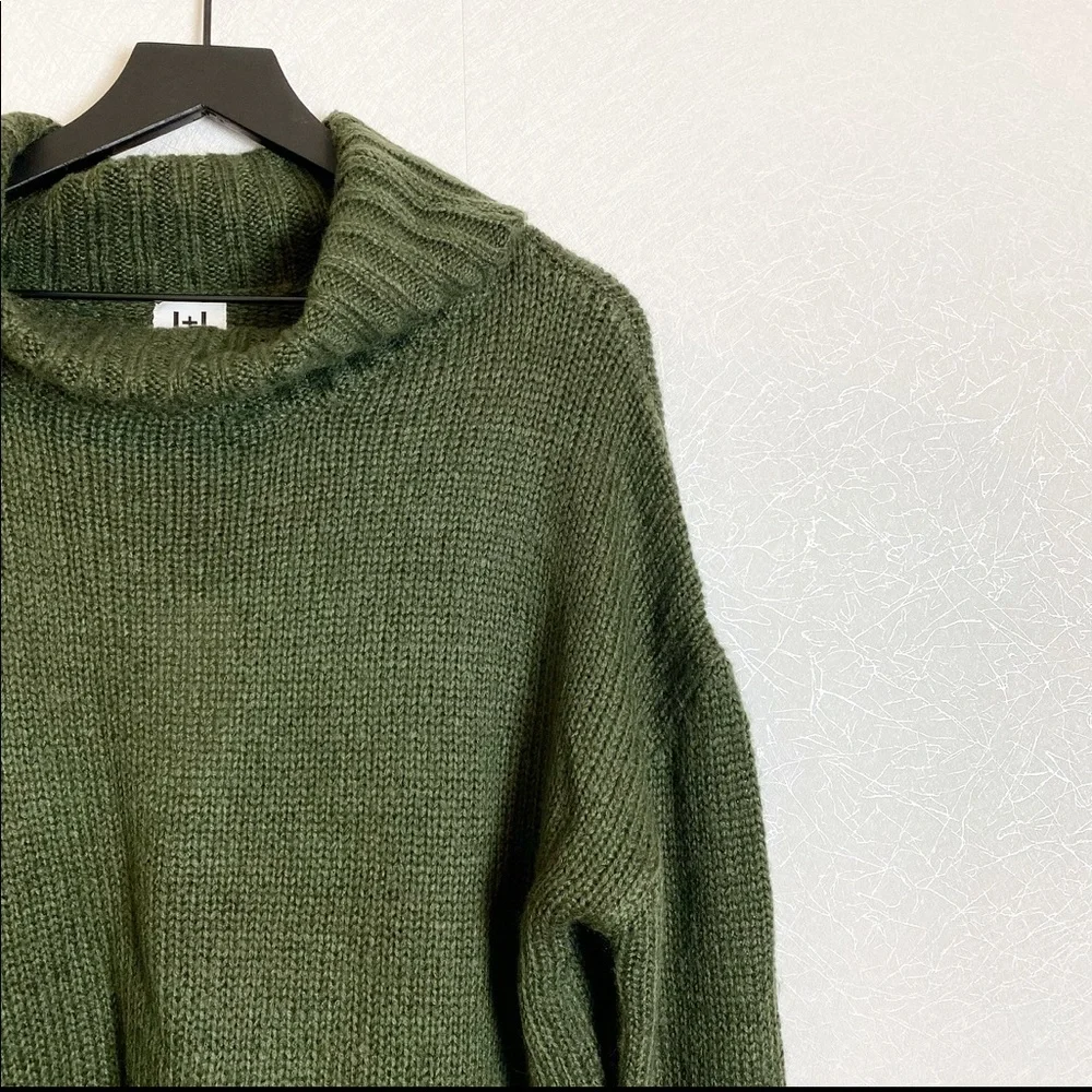 John + Jenn Colorblock Contrast Green and Black Loose Turtleneck Sweater Olive - Picture 3 of 6